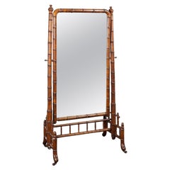 Grand miroir ajusté en faux bambou des années 1920 en merisier sur roulettes en laiton