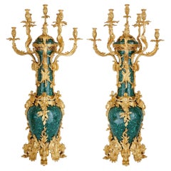 Paar große Kandelaber aus vergoldeter Bronze und Malachit im Rokoko-Stil