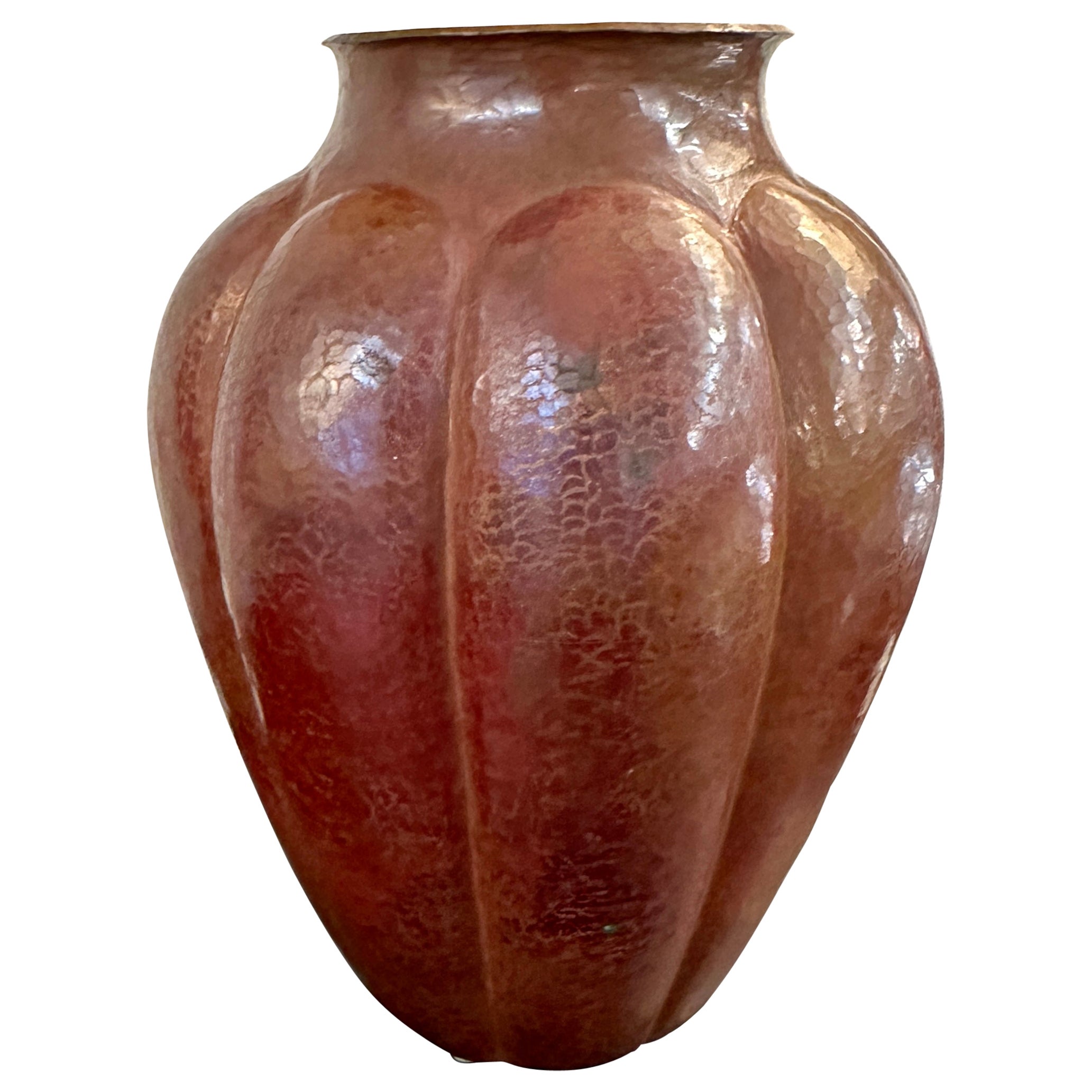 Vase en cuivre martelé à la main Arts and Crafts