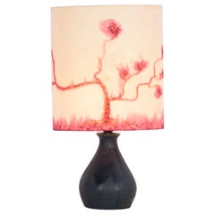 Lampe de table des années 70 avec base en céramique noire et abat-jour recouvert de soie 