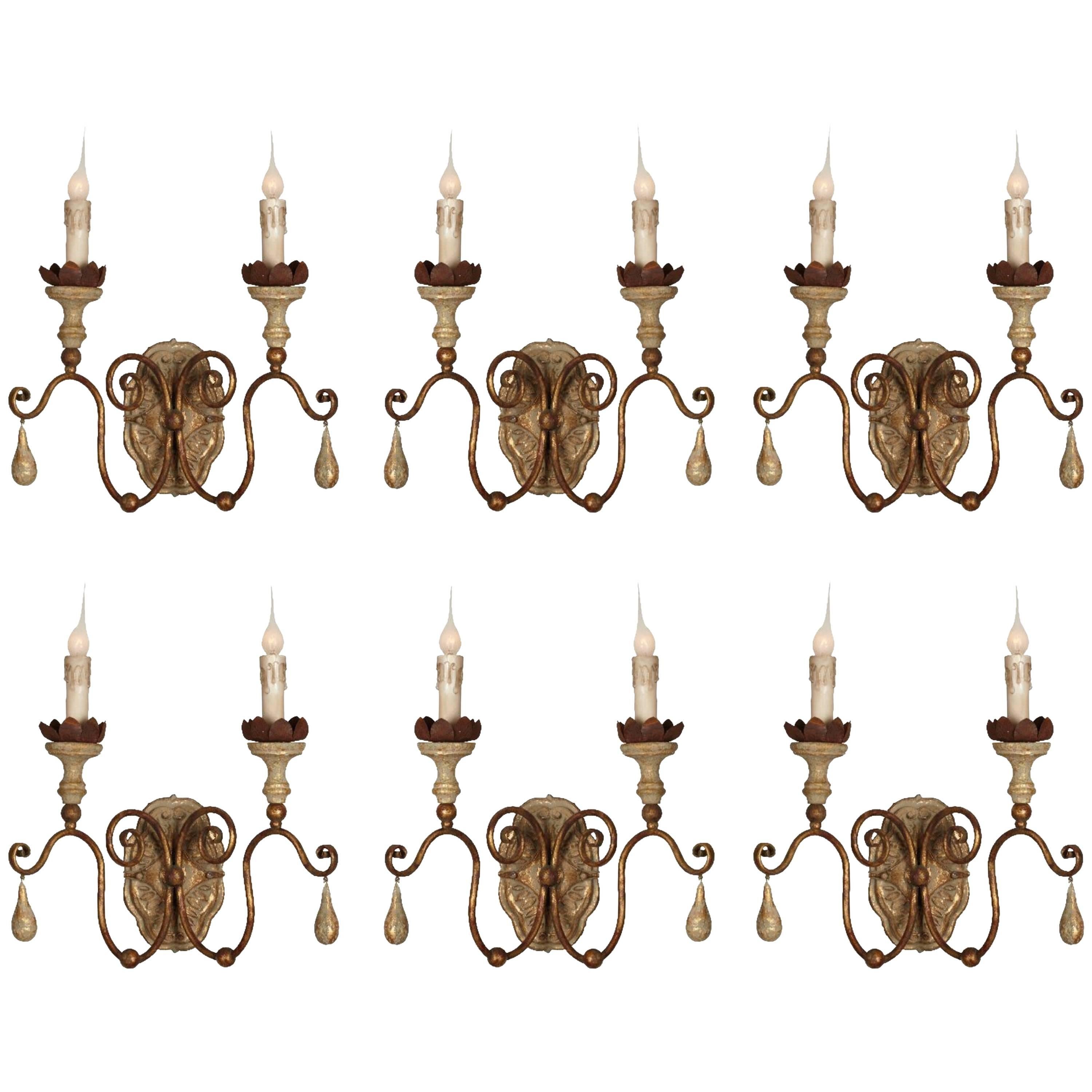 Sechs zweiarmige Wandleuchter aus geschnitztem Holz und Zinn im italienischen Stil mit wunderschön getragener Patina