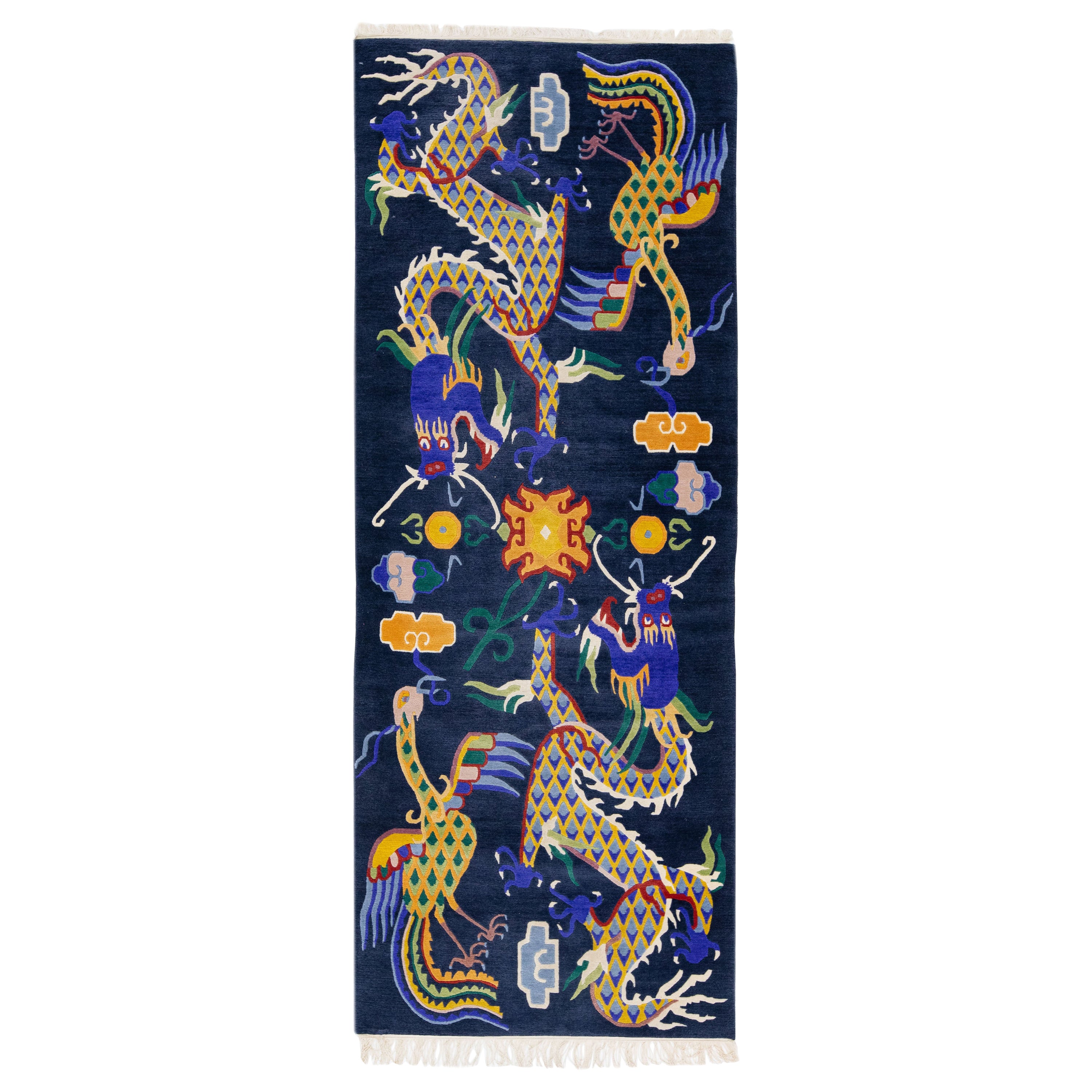 Tapis bleu en laine de Pékin avec motif de dragon multicolore. en vente