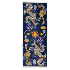Tapis bleu en laine de Pékin avec motif de dragon multicolore.