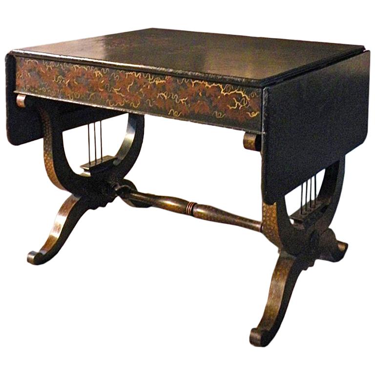Table de canapé anglaise en laque noire de la fin du XIXe siècle avec décoration de chinoiserie
