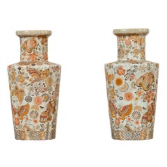 Paar japanische Vintage-Vasen im Kutani-Stil mit Blumen und Schmetterlingen