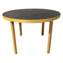 Table ronde à pieds en L d'Alvar Aalto