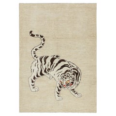 Rug & Kilim's Classic Style Tiger Rug in Beige with White and Brown Pictorial (tapis tigré de style classique en beige avec pictogramme blanc et brun)