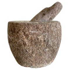 Ensemble mortier et pilon en pierre antique