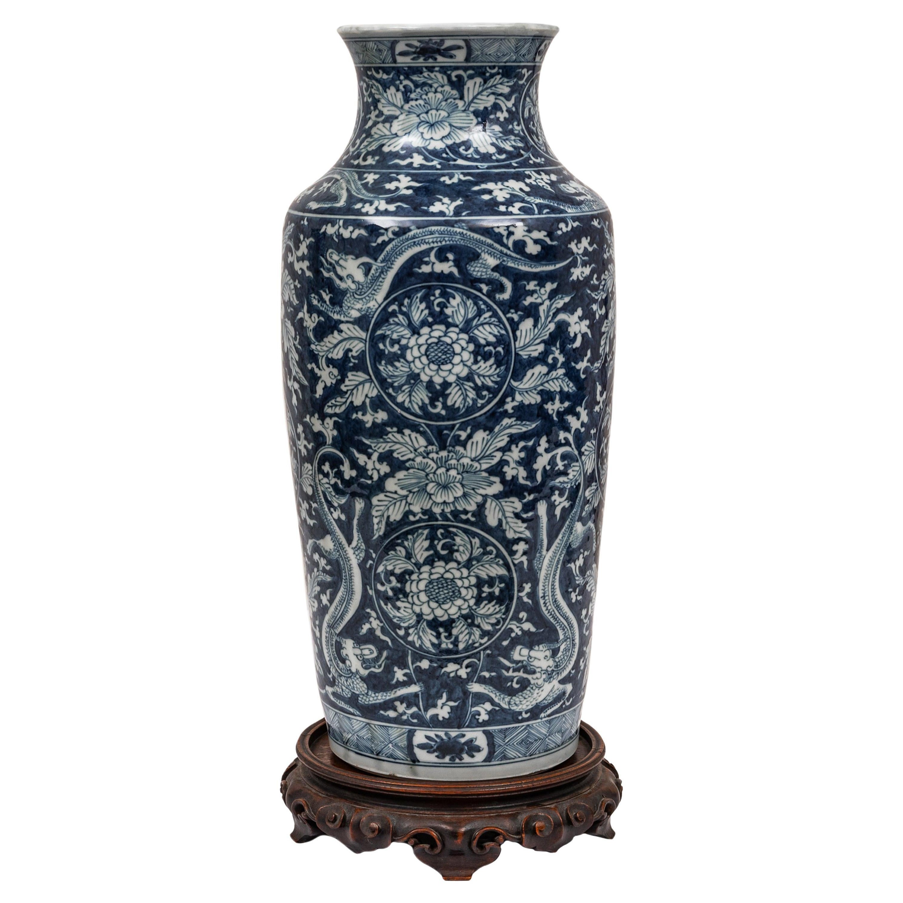 Antique Vase Dragon en Porcelaine Bleu Blanc de la Dynastie Qing Période Kangxi 1680 en vente