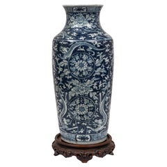 Antique Vase Dragon en Porcelaine Bleu Blanc de la Dynastie Qing Période Kangxi 1680