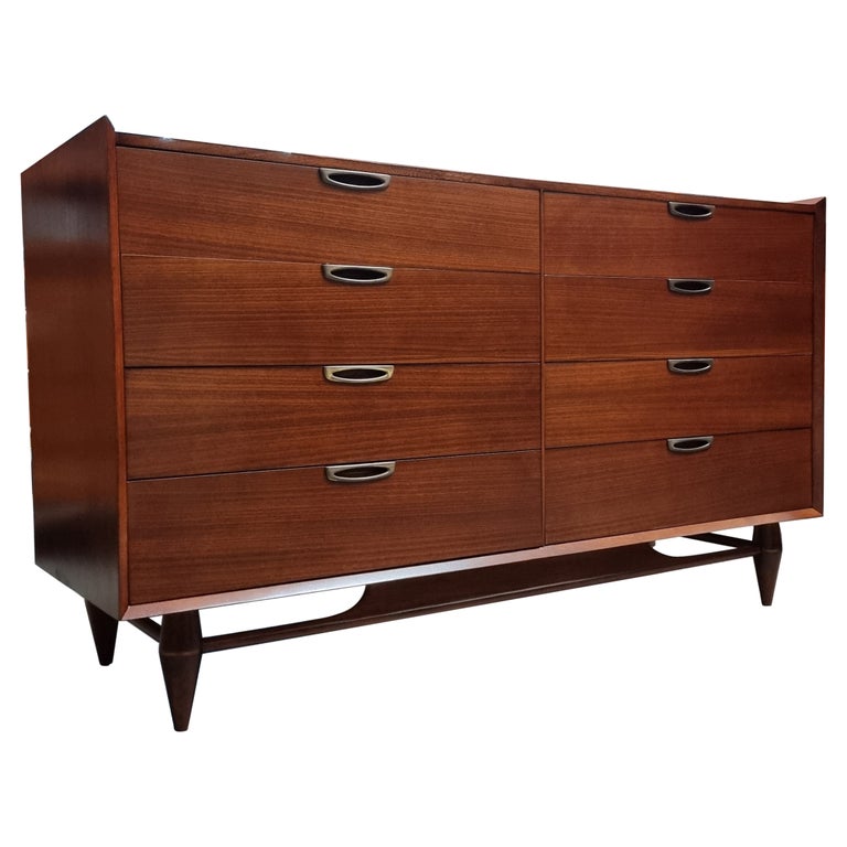 Mid Century Broyhill Dresser For Sale at 1stDibs