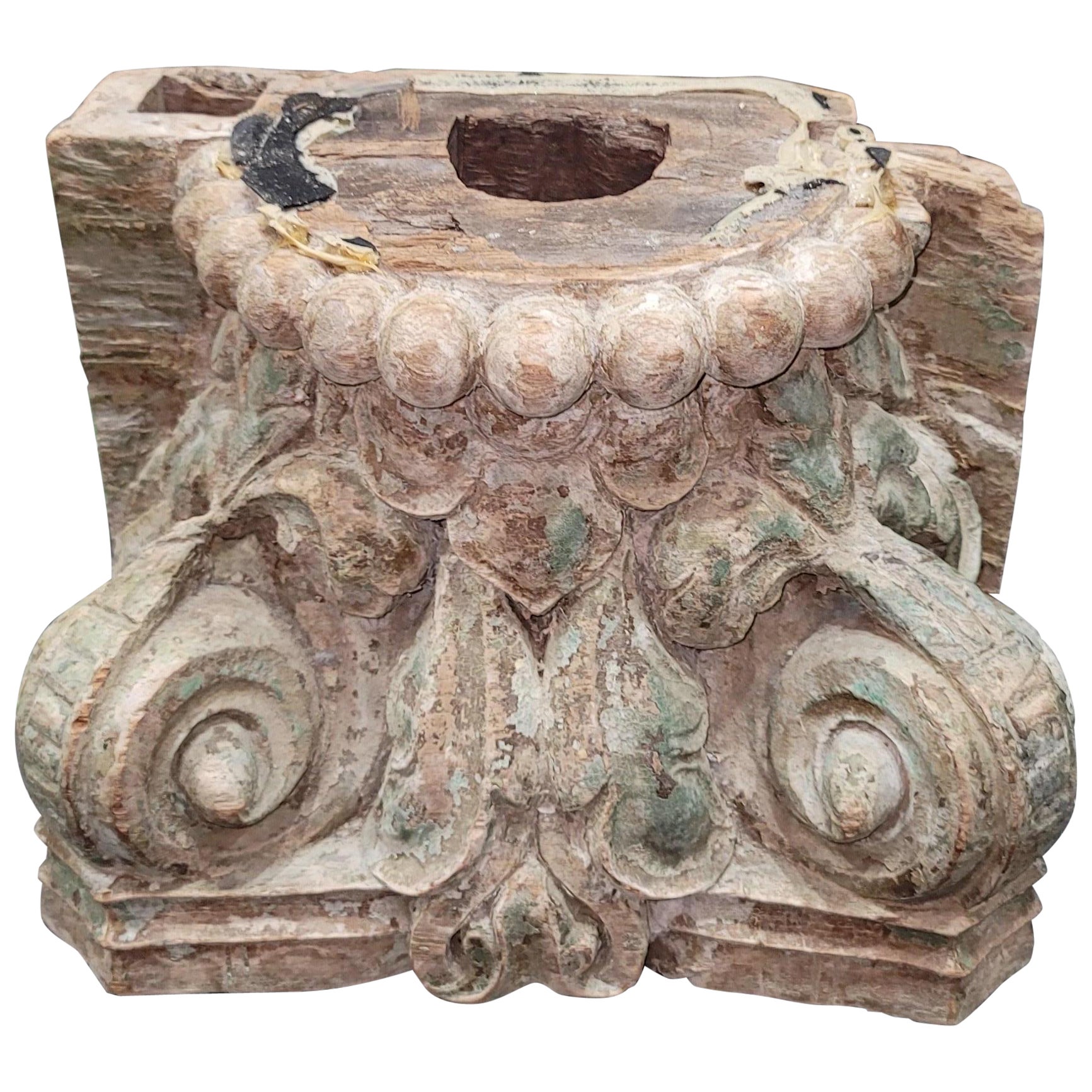 Architektonisches geschnitztes Holzfragment eines Ionischen Kapitells