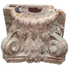 Architektonisches geschnitztes Holzfragment eines Ionischen Kapitells