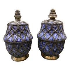Ensemble assorti de vases marocains bleus avec dessus, fin du 20ème siècle