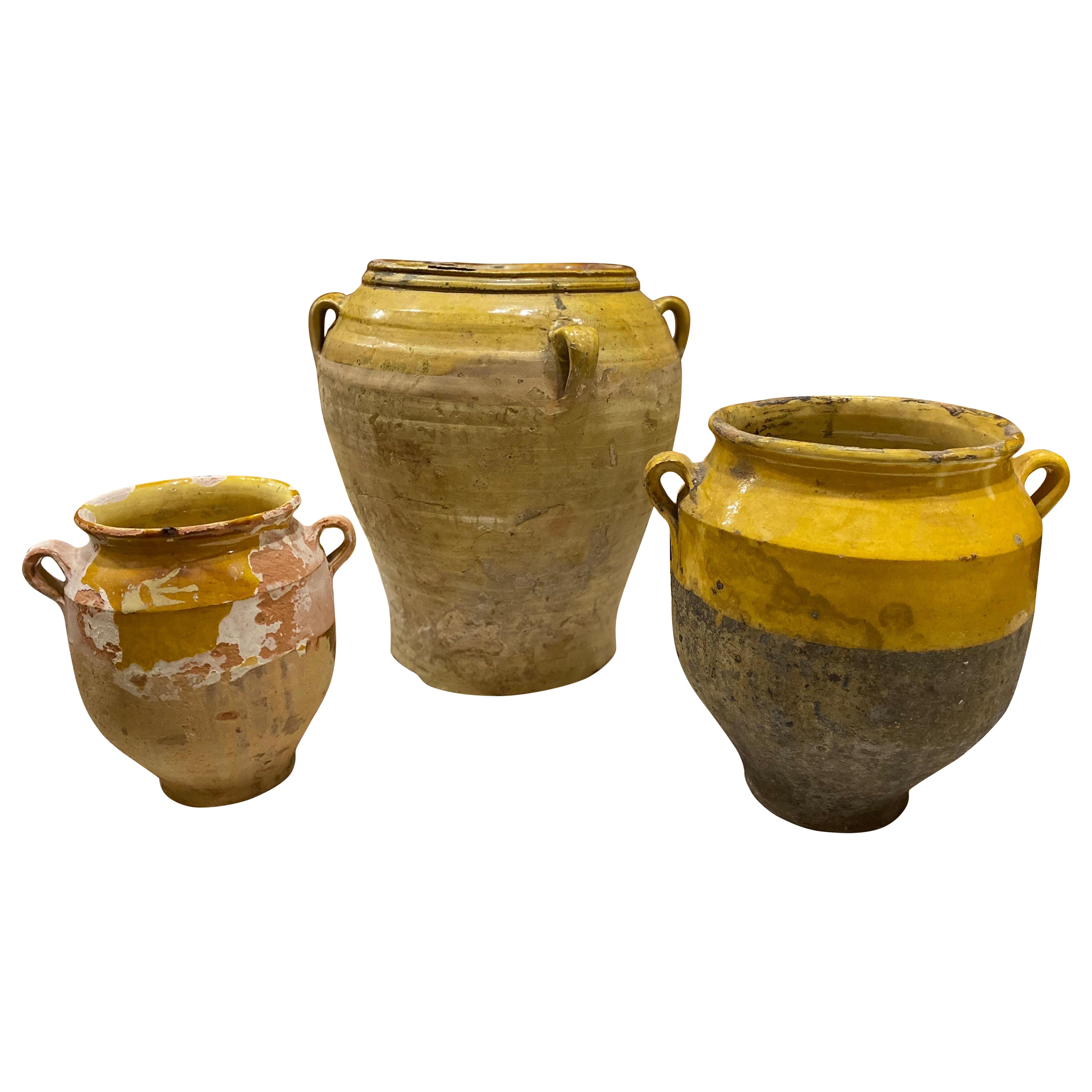 Ensemble de trois pots à confit jaune en terre cuite de style fin XIXe siècle.