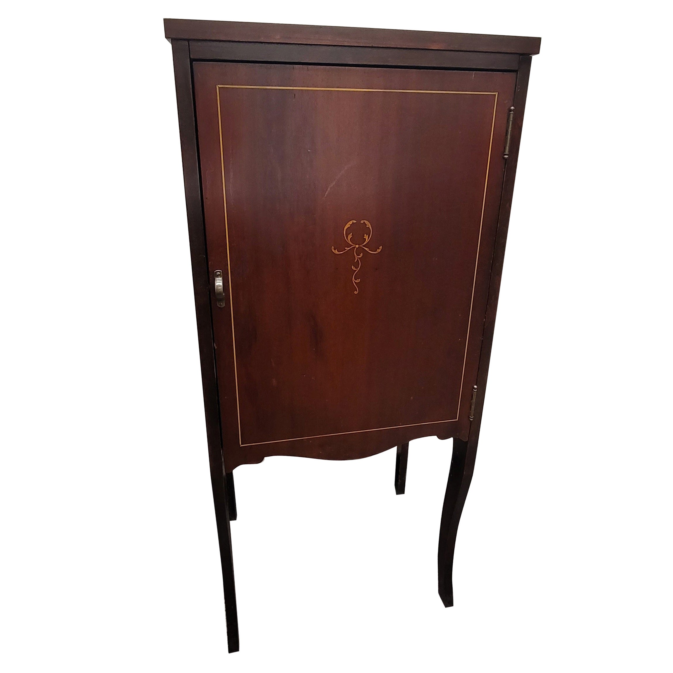 Frühes 20. Jh. Edwardianischer Mahagoni-Marketerie-Schrank mit Intarsien aus Satinholz für Musiknoten im Angebot