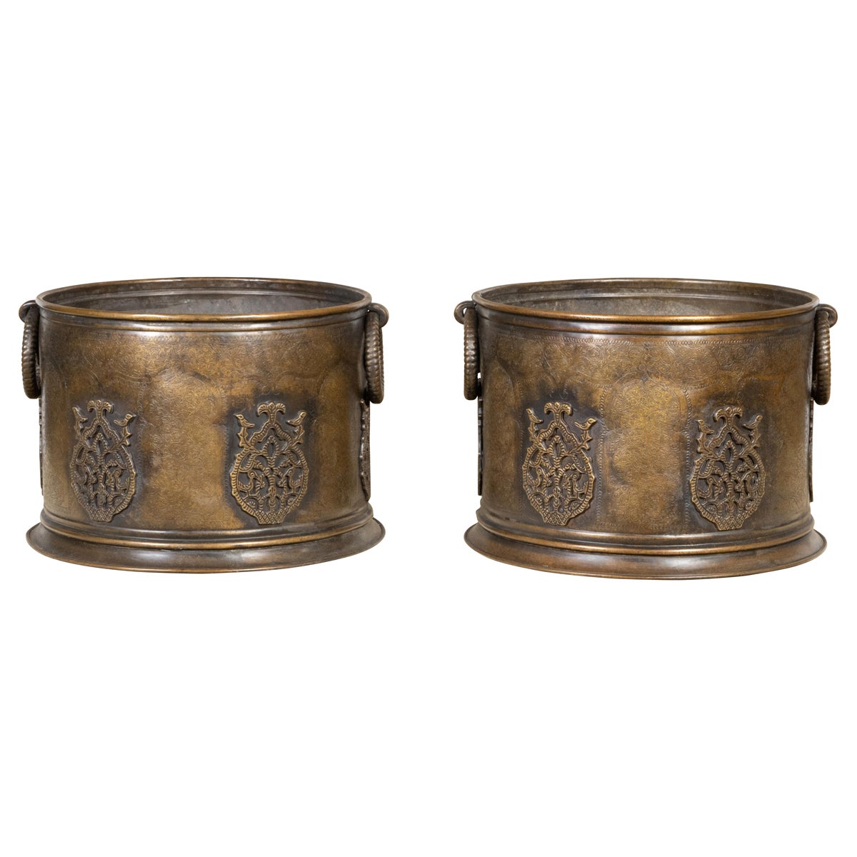 Paire de cache-pots en cuivre anglais des années 1920 avec décor de feuillage gravé