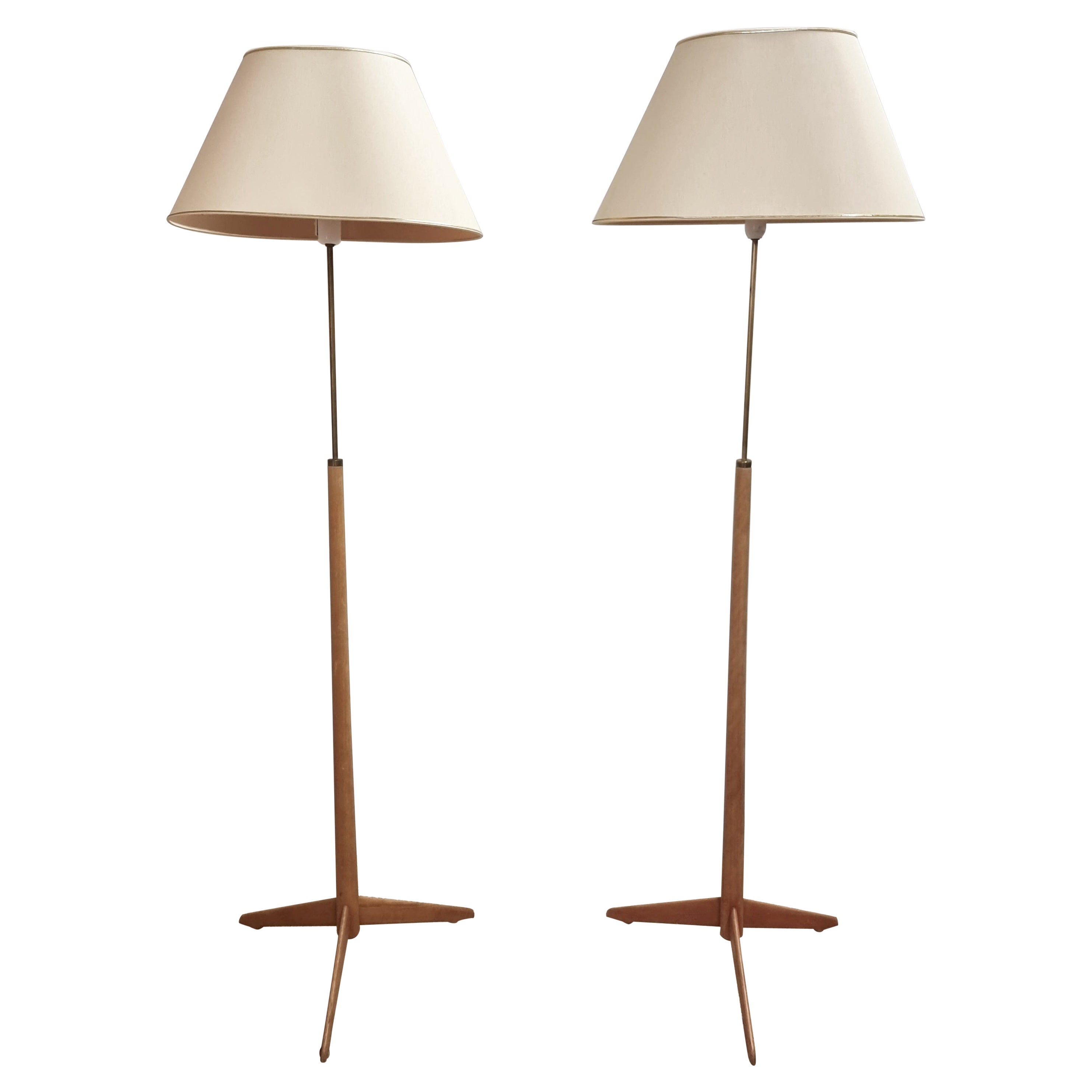 Ein Paar Stehlampen von Alf Svensson, Holz und Messing, Bergboms. Skandinavische Moderne