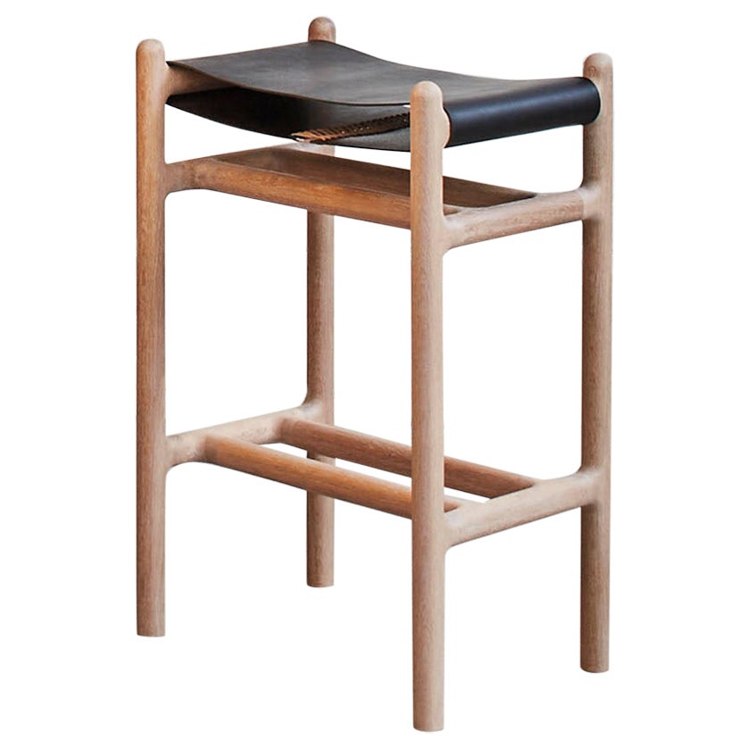 Tabouret de bar Lyndoe en frêne massif et cuir de buffle, fabriqué à la main  par Mary Ratcliffe Studio en vente