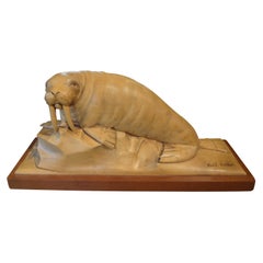 Escultura francesa Art Decó de morsa de madera tallada, firmada Martini