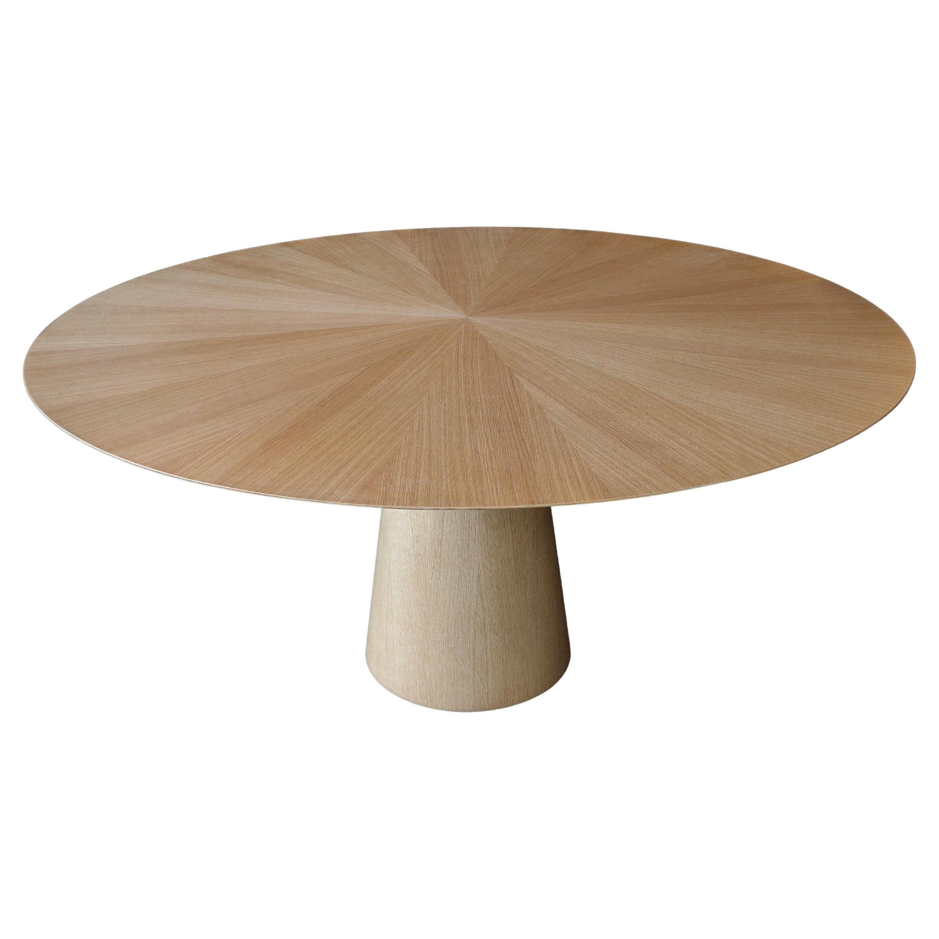 Table de salle à manger ronde en chêne de style mi-siècle sur mesure avec base à piédestal par Adesso