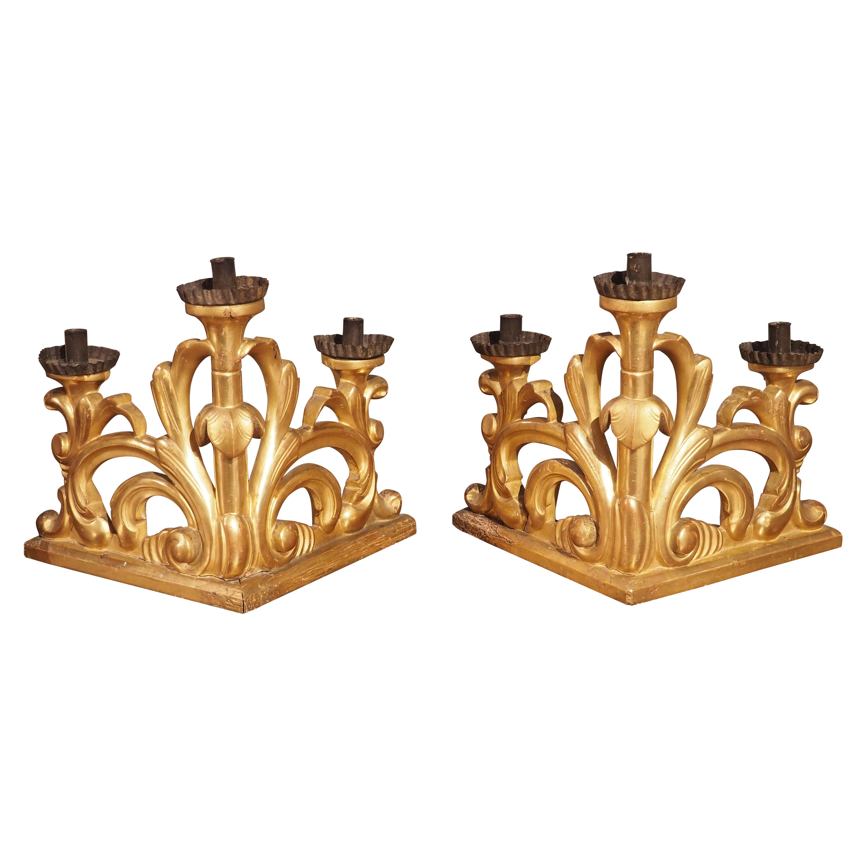 Paire de chandeliers baroques italiens en bois doré de la fin du 18e siècle en vente