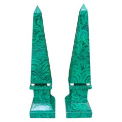 Coppia di grandi obelischi in legno intagliato e finta malachite