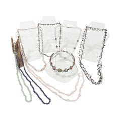 Collection de 10 colliers du milieu du 20e siècle avec des perles et des longueurs différentes