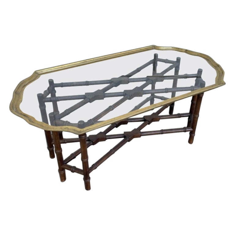 Table basse de style Régence à petite échelle avec cadre en laiton et plateau en verre et base en faux bambou en vente