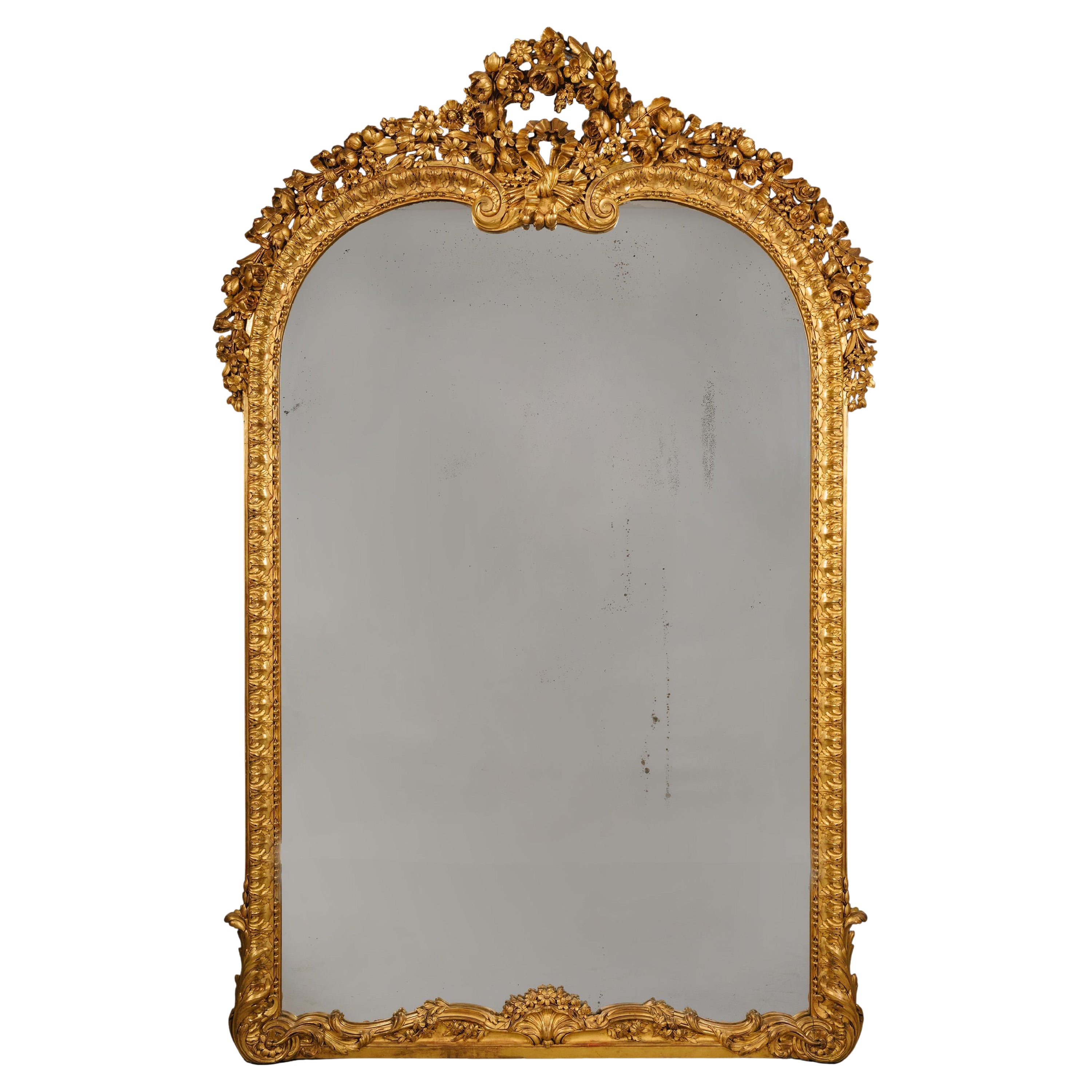 Miroir trumeau de style Louis XVI en bois doré sculpté et gesso