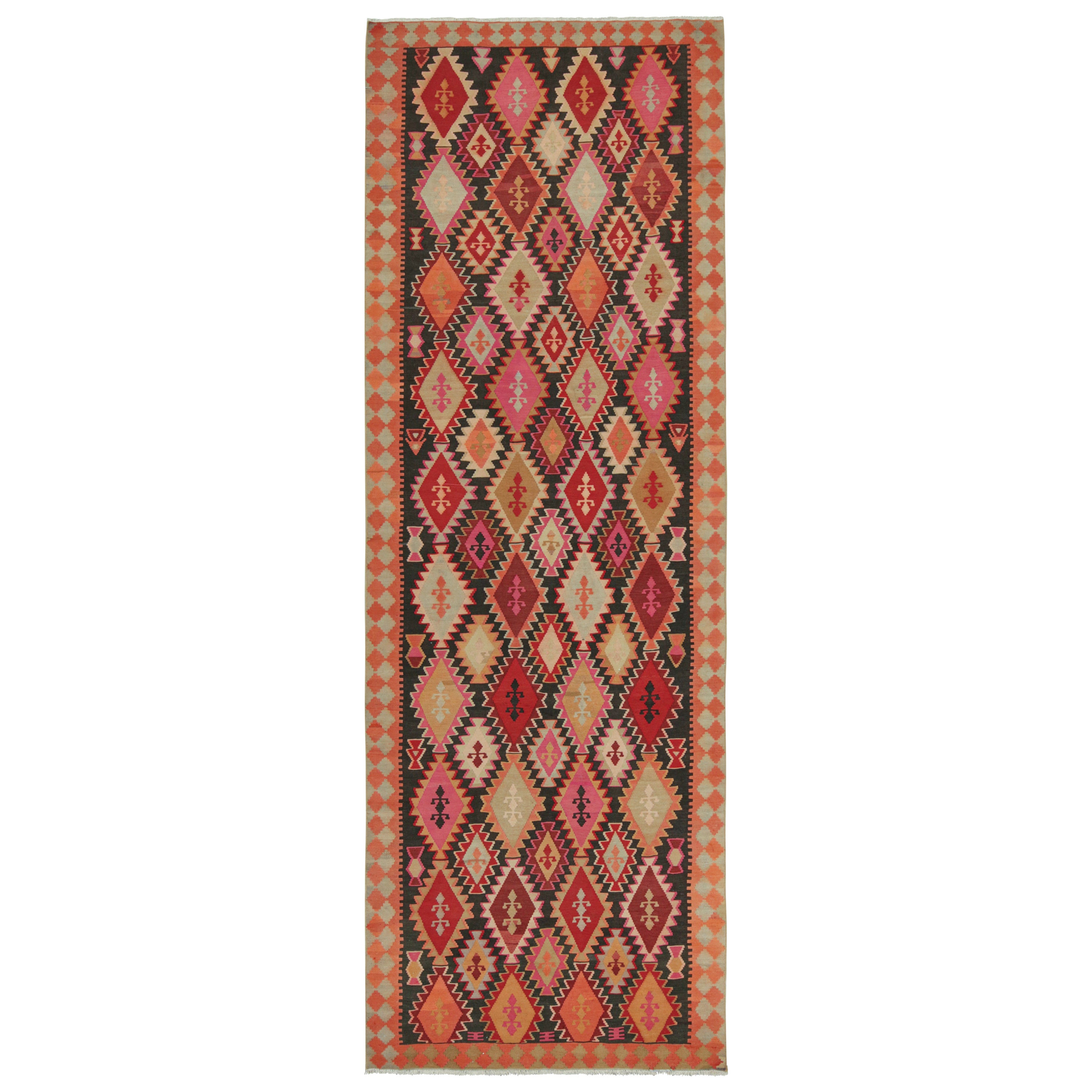 Tapis Kilim persan vintage marron avec motifs de médaillons vibrants par Kilim