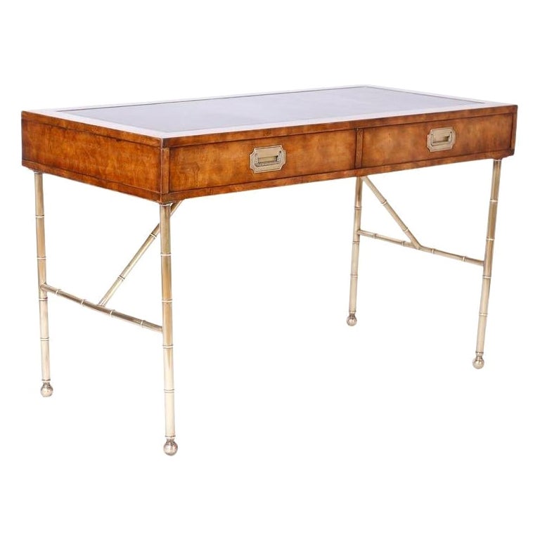 Bureau du milieu du siècle dernier avec dessus en cuir et pieds en faux bambou par Mastercraft en vente