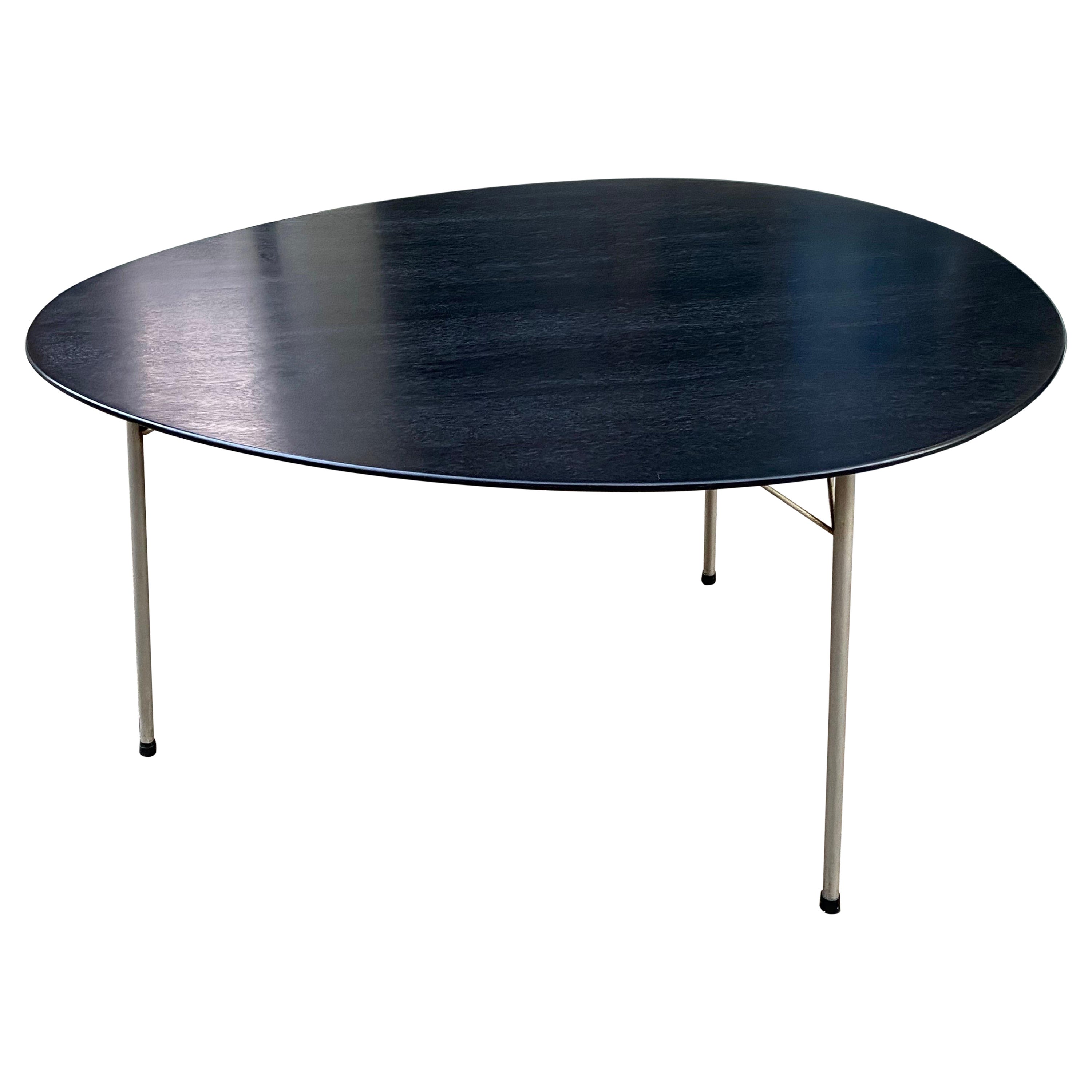 Table à œuf noire Arne Jacobsen en vente