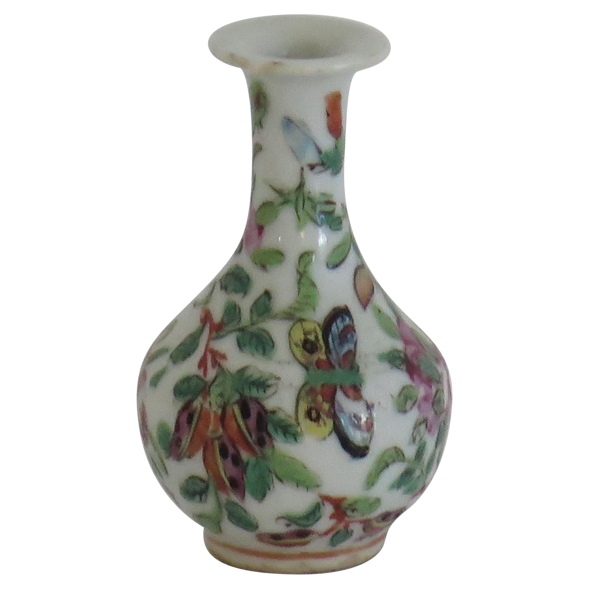 Vase à bourgeons d'exportation chinoise, porcelaine Famille Rose peinte à la main, Qing, vers 1850 en vente
