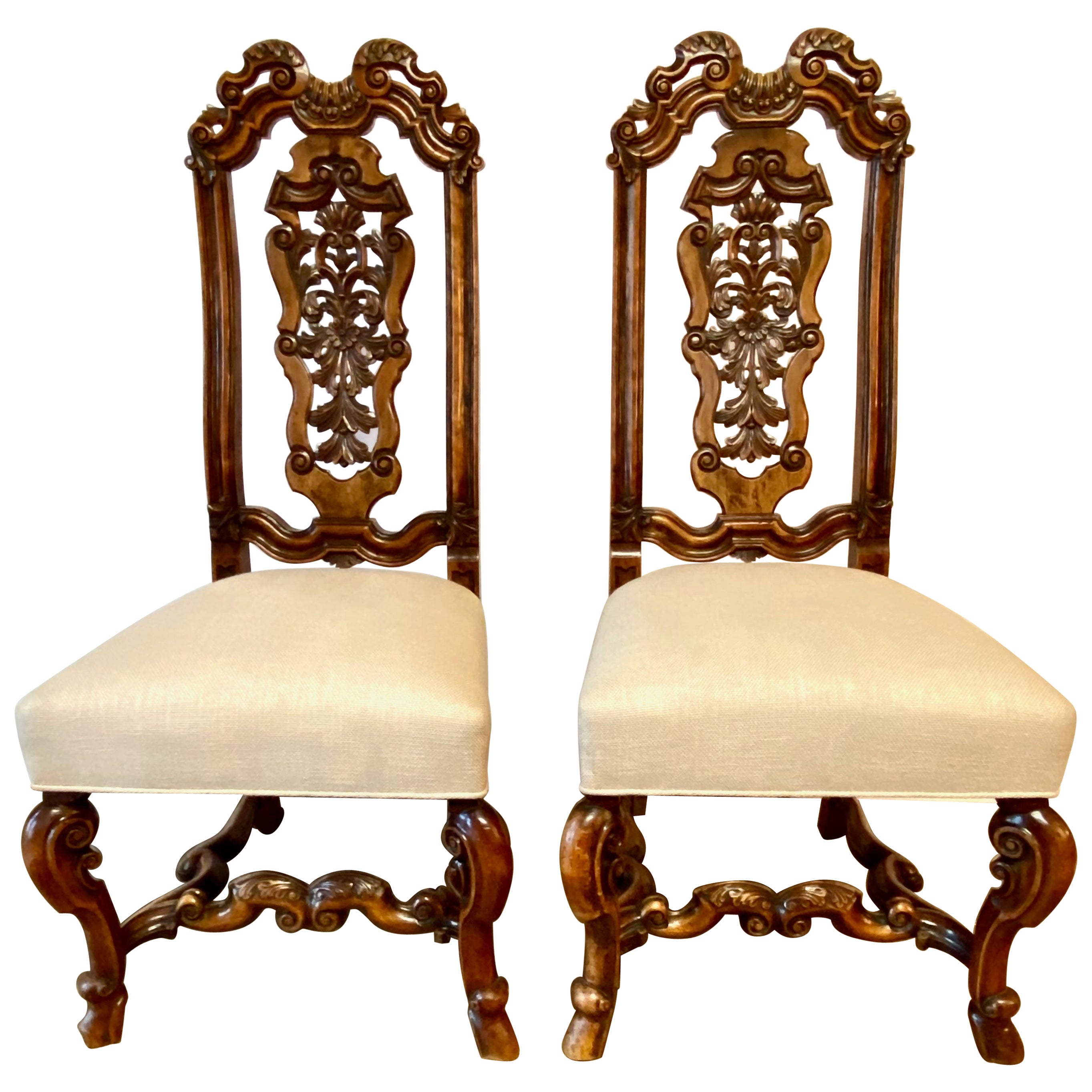 Paar William & Mary Beistellstühle aus geschnitztem Nussbaumholz