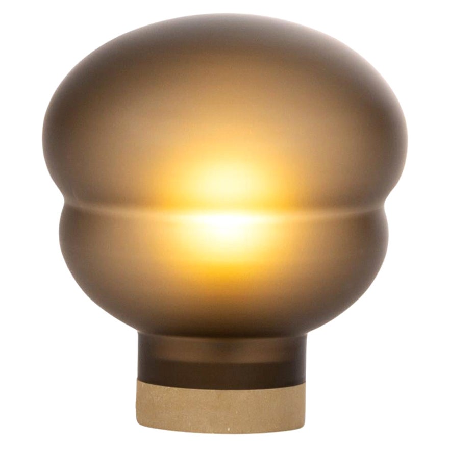 Kumo Kleine rauchgraue Acetato-Tischlampe in Taupe von Pulpo