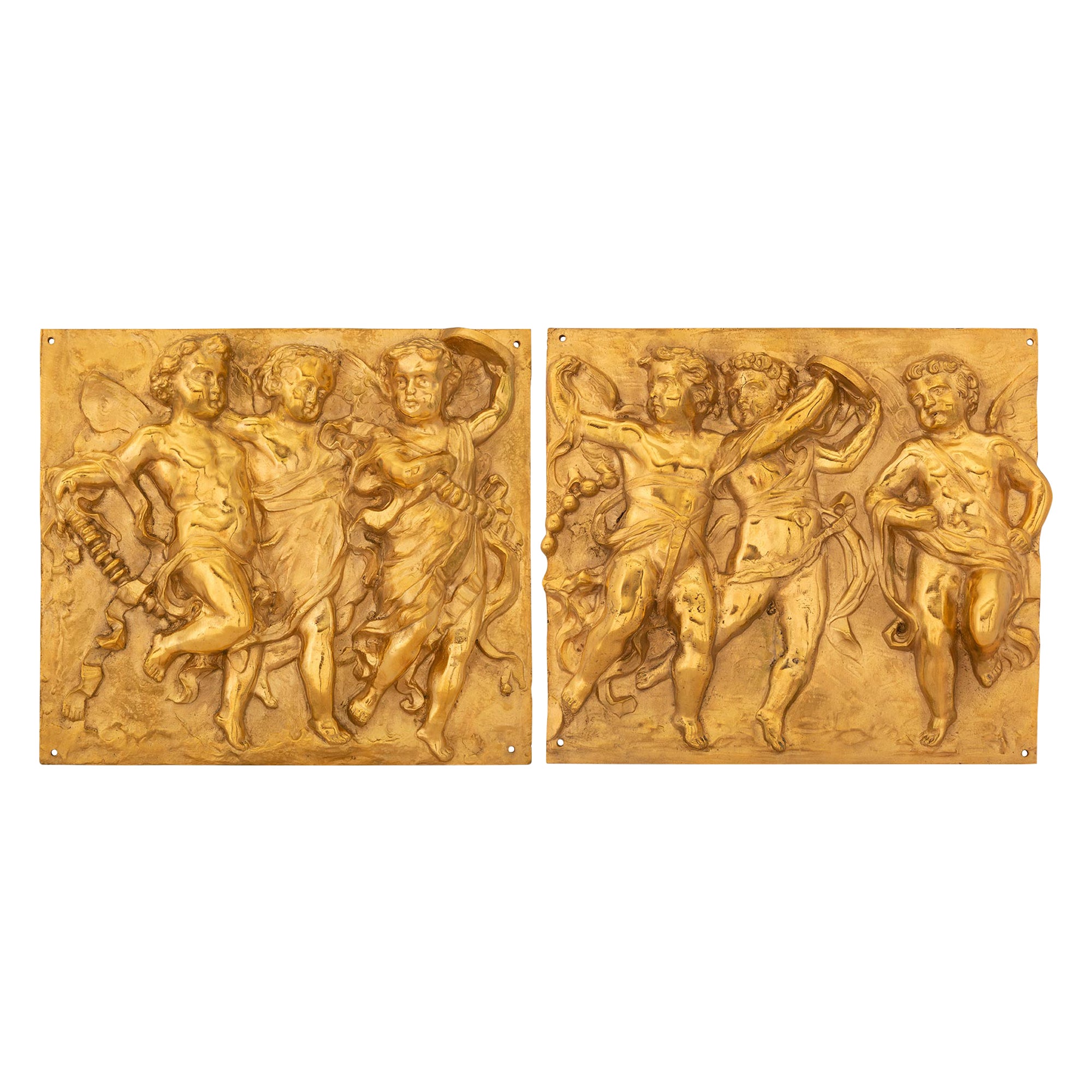 Paire de plaques murales décoratives françaises Louis XVI du 19ème siècle en bronze doré