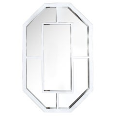 Miroir octogonal géométrique moderniste en forme de bouclier avec détails chromés