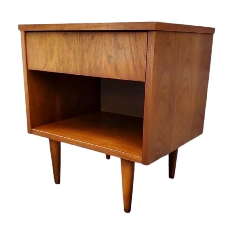 Vintage Mid-Century Modern Walnut 1 Drawer Side Table Stand For Sale