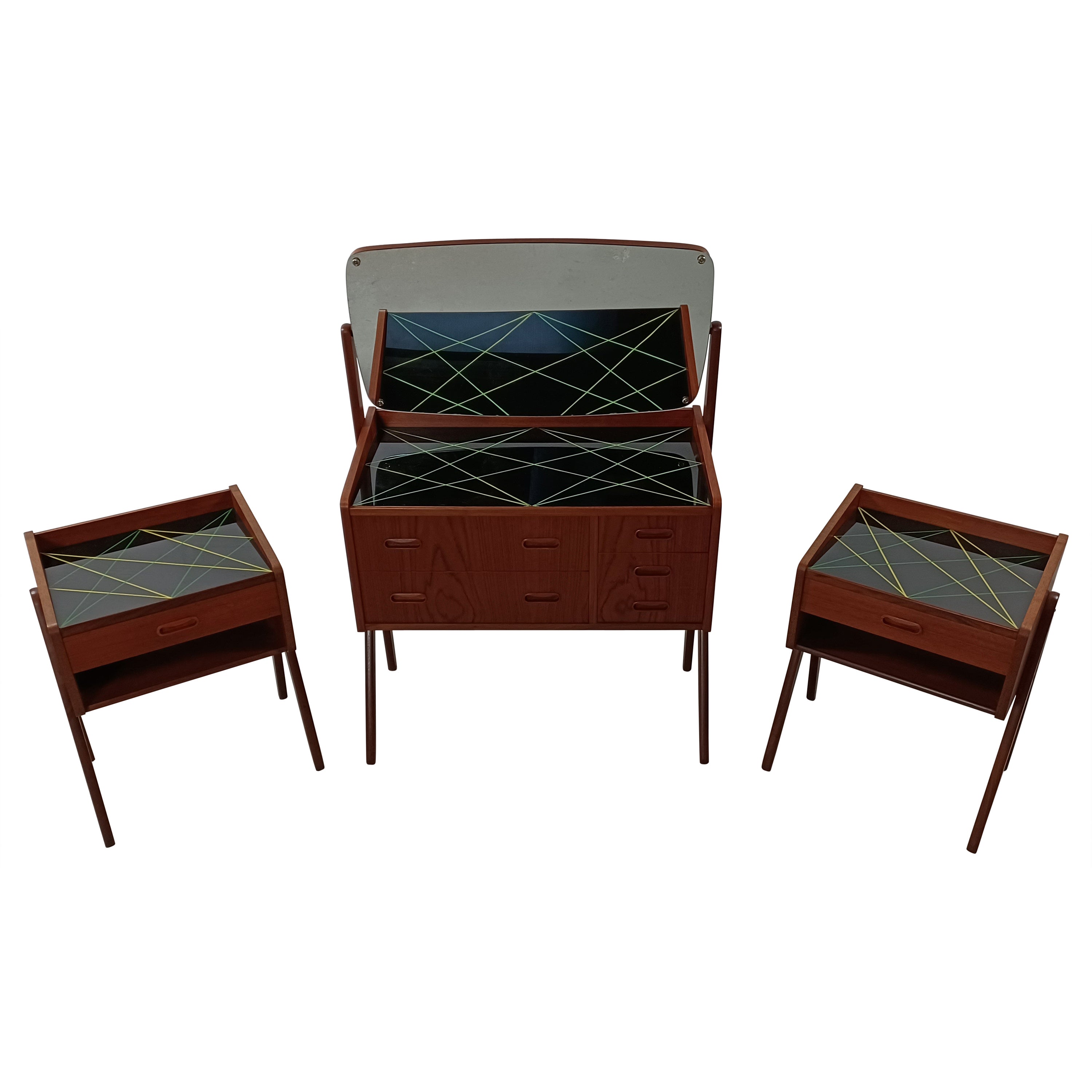 Table de coiffeuse en teck des années 1960 et deux tables de nuit avec plateaux en verre décorés