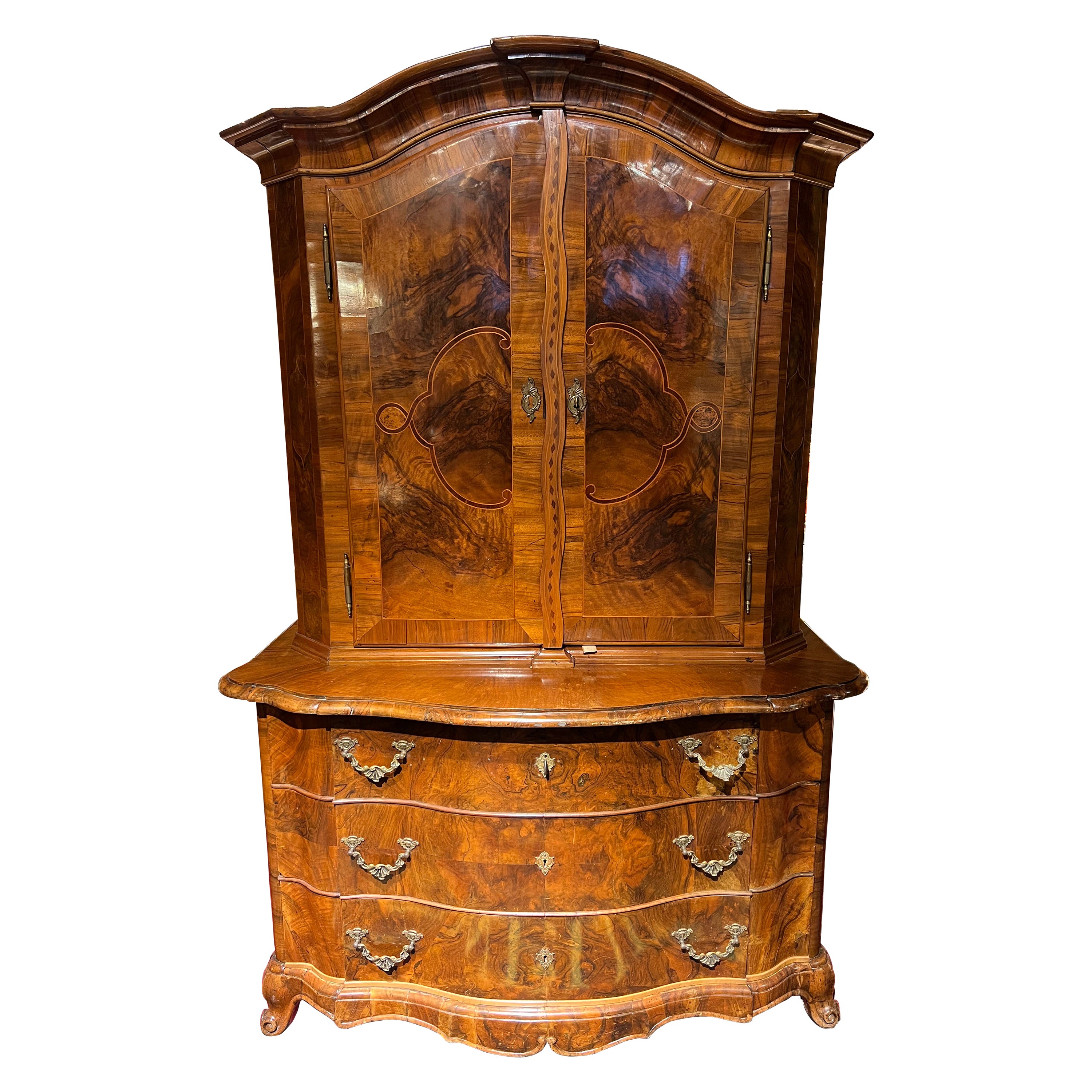 Armoire baroque d'origine avec plateau en placage de noyer, vers 1780 en vente