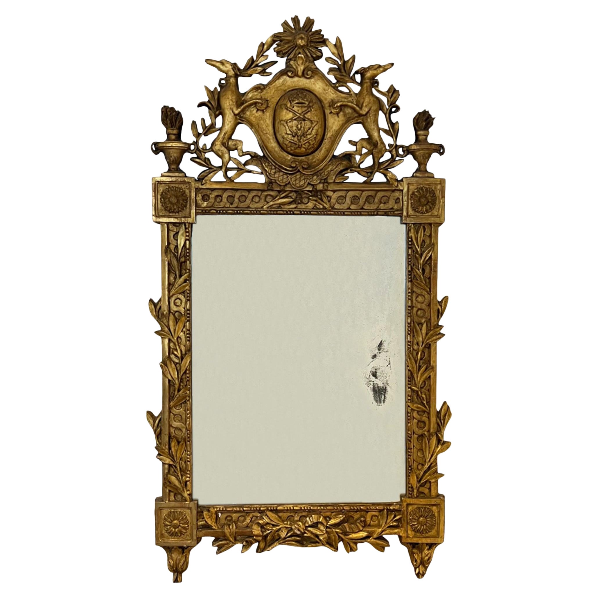 Miroir français du 18ème siècle en bois doré à crête avec chiens en vente
