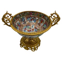 Chinesische Rosenmedaillon-Schale mit Goldbronze-Montierung aus dem 19. Jahrhundert