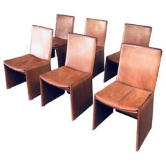 Juego de sillas de comedor de cuero de diseño italiano postmoderno, Italia años 70