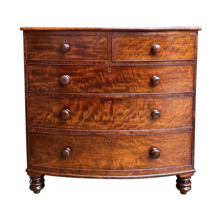 Ancienne Commode Anglaise En Acajou Avec Trois Tiroirs Et Bandes De Bois Exotiques