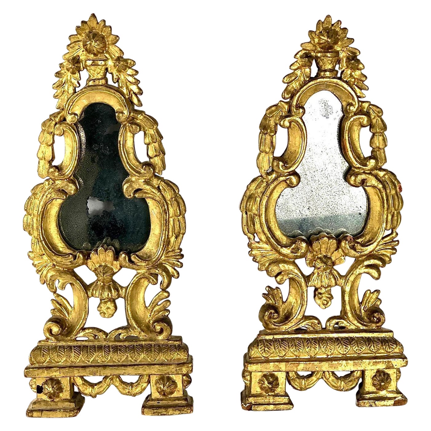 Paire de petits miroirs français du XVIIIe siècle, à l'aspect vieilli 