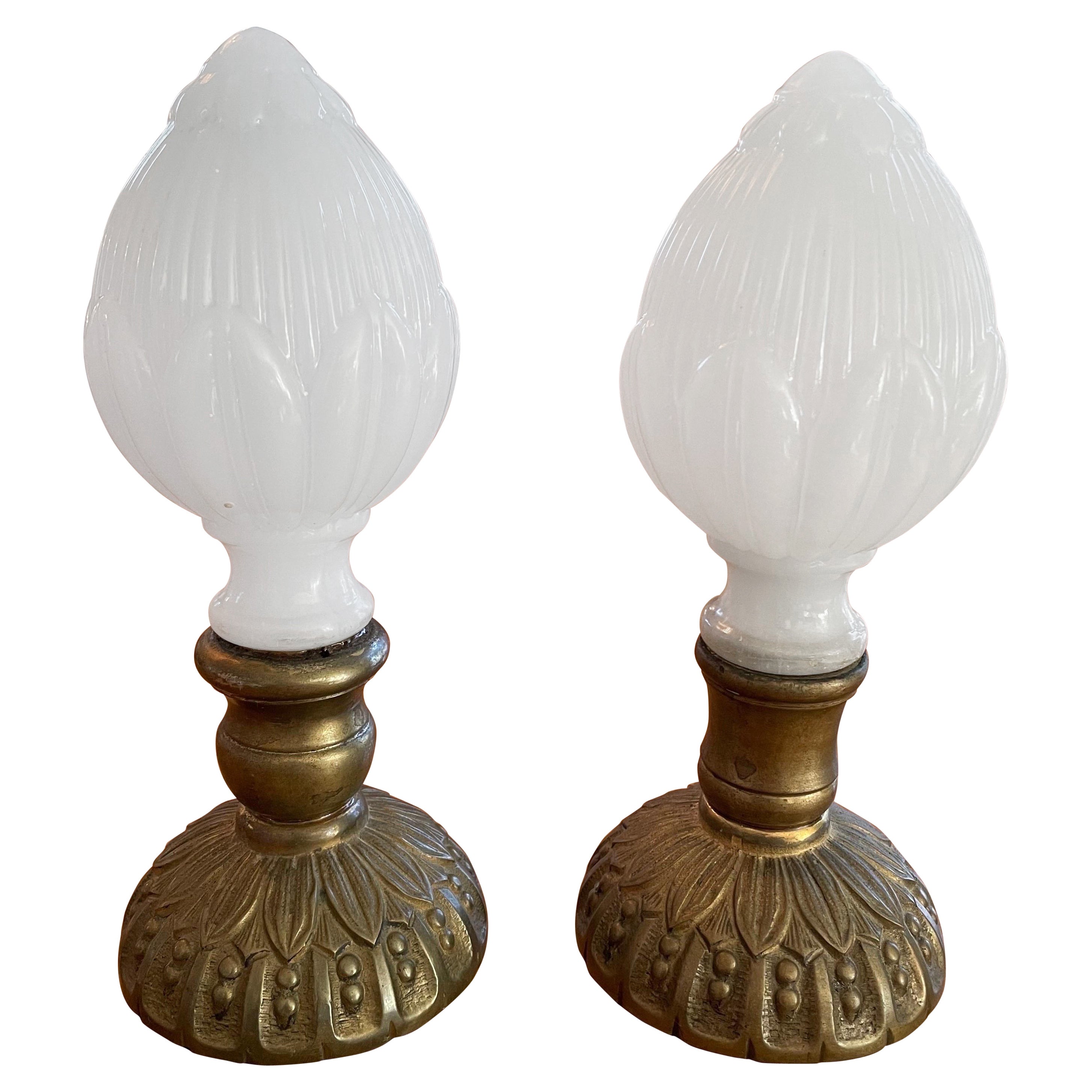 Ein Paar viktorianische Newell-Pfosten aus weißem Opalglas