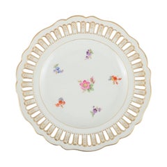 Antique Meissen openwork plate in hand-painted porcelain with flowers. 