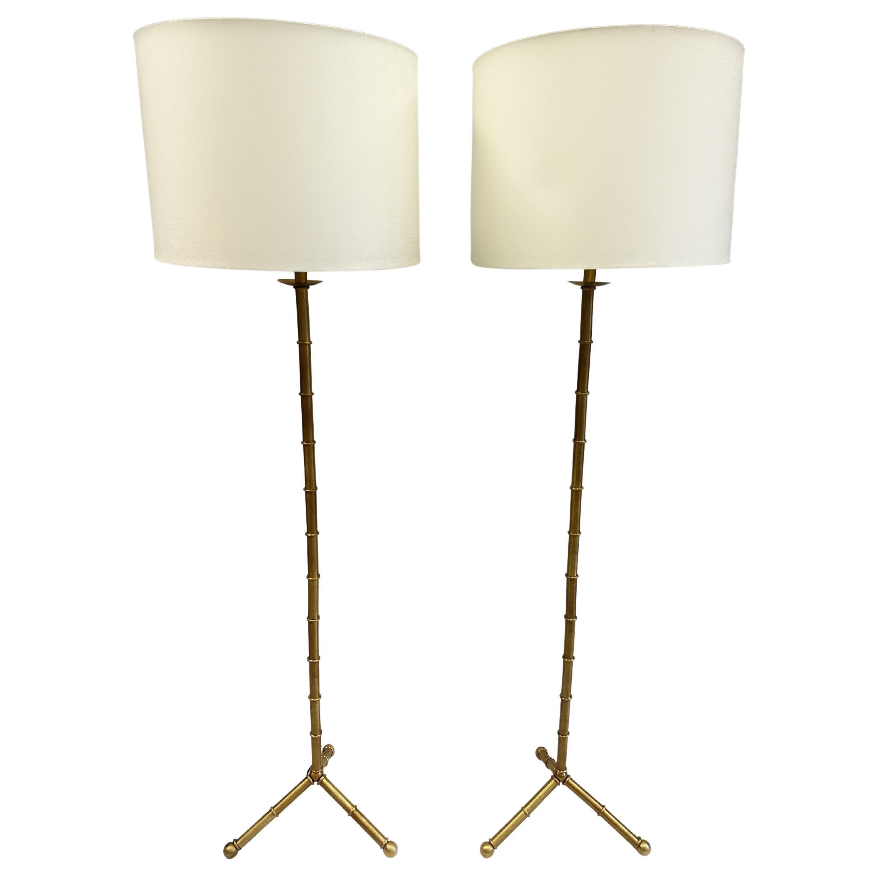 Paire de grands lampadaires français en laiton et faux bambou dans le style de Jacques Adnet en vente