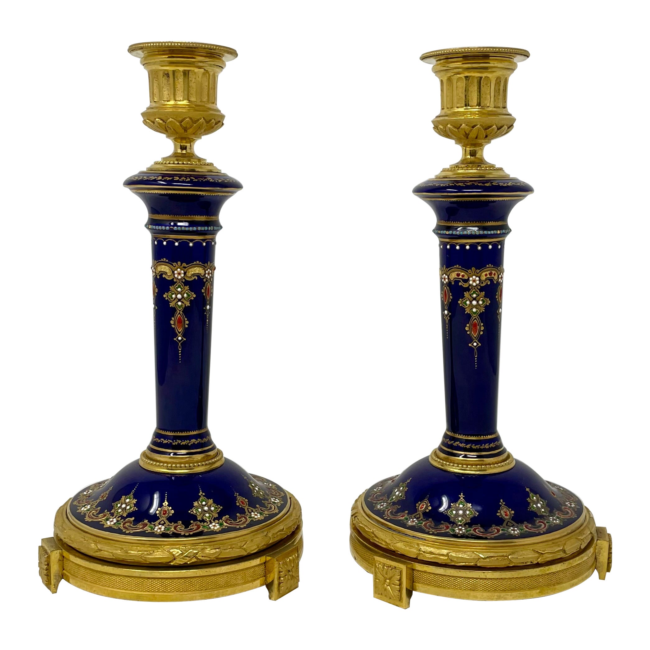 Paar antike französische Kerzenständer aus kobaltfarbener, juwelenbesetzter Emaille und Goldbronze, um 1890 im Angebot